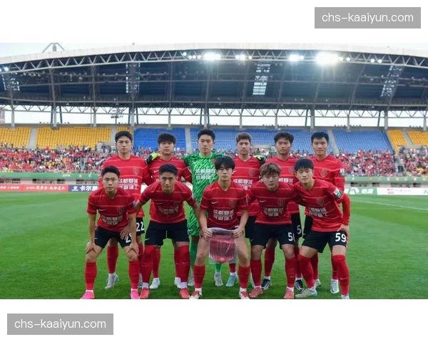 升班马铜梁龙五后卫+双后腰体系，场均控球率38%专注压缩空间